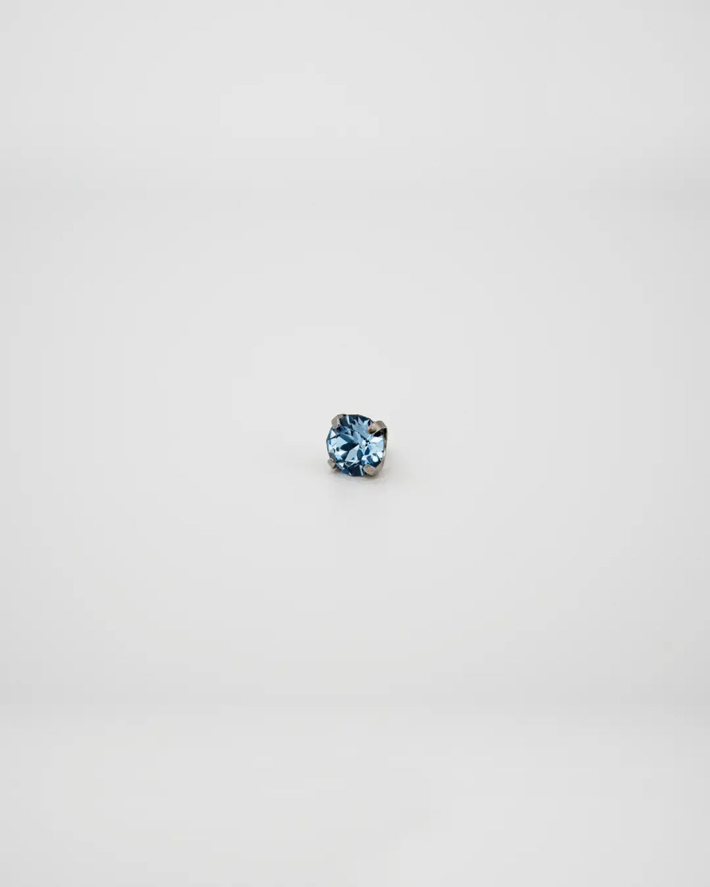 Bijou Light Sapphire Austrian Crystal 16G Titanium Labret