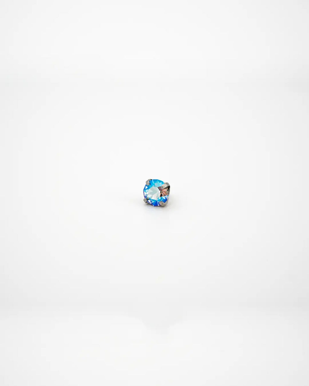 Bijou Light Sapphire Shimmer Austrian Crystal 16G Titanium Labret