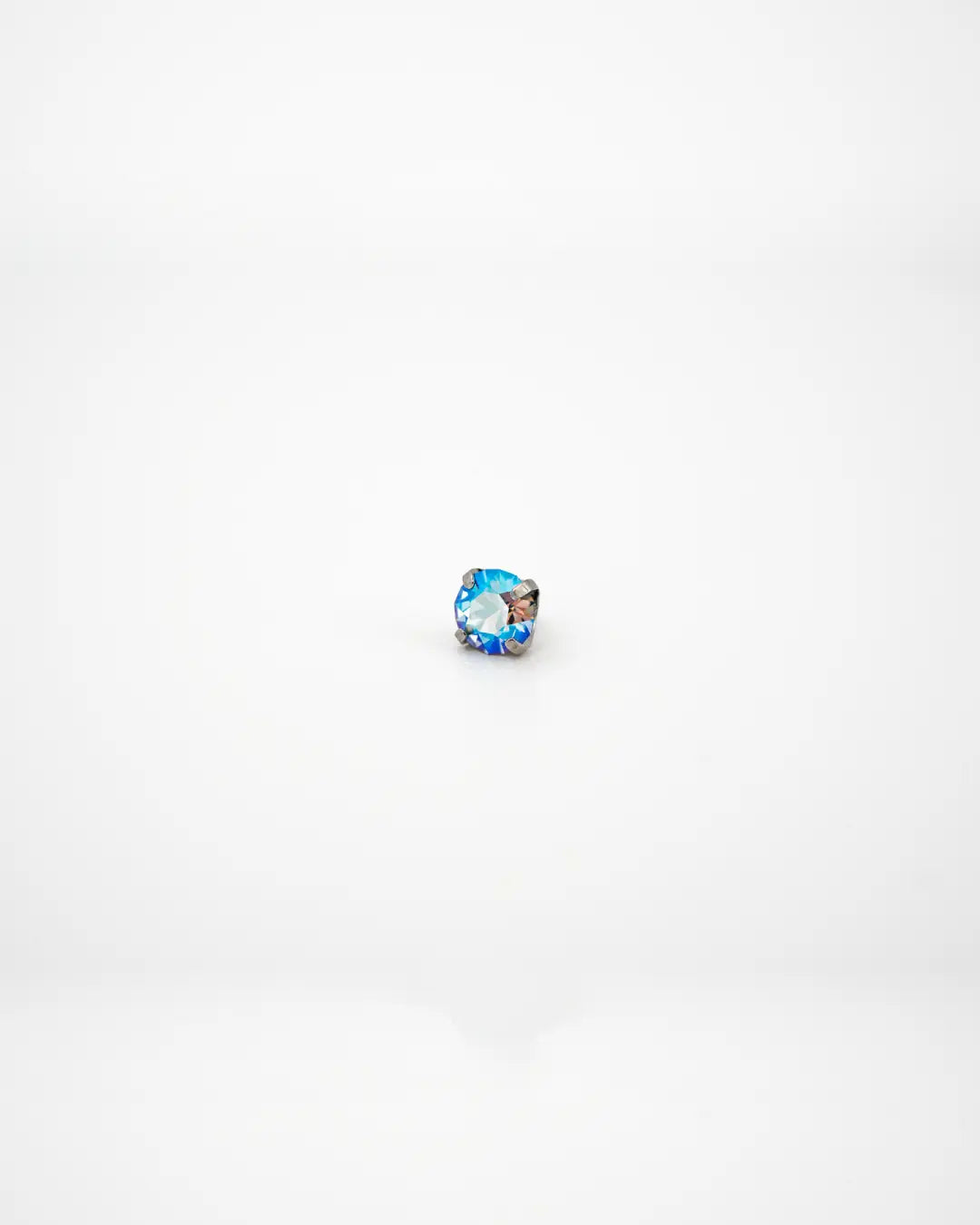 Bijou Light Sapphire Shimmer Austrian Crystal 16G Titanium Labret