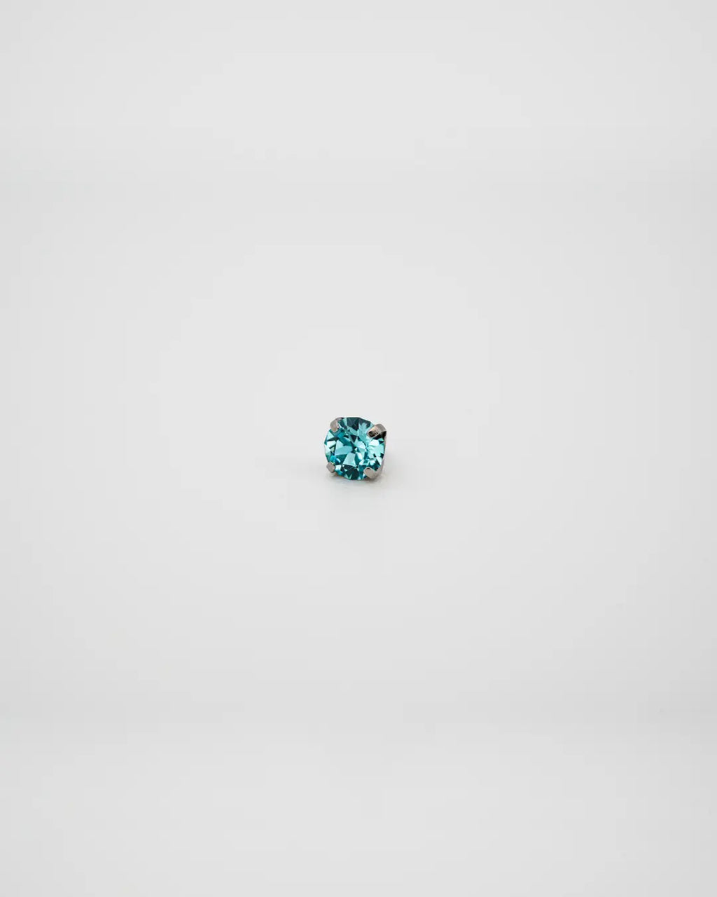Bijou Light Turquoise Austrian Crystal 16G Titanium Labret