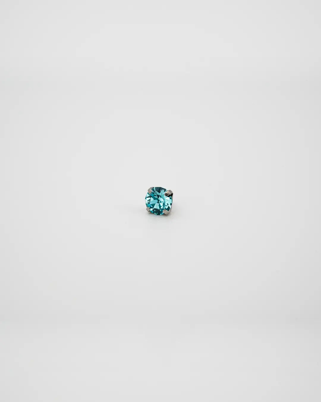 Bijou Light Turquoise Austrian Crystal 16G Titanium Labret