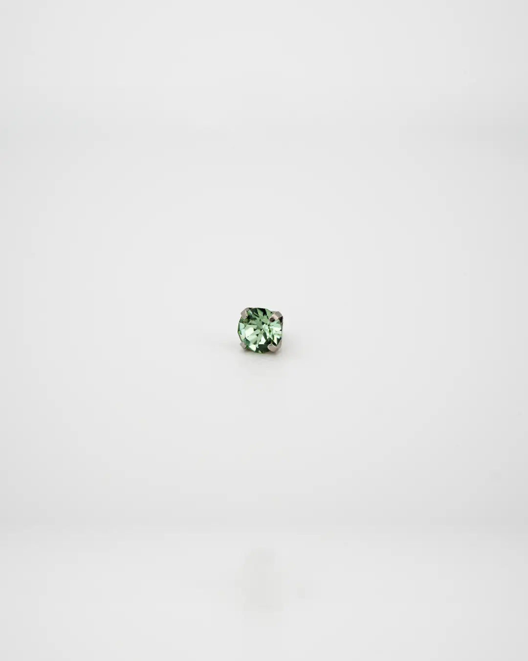 Bijou Peridot Austrian Crystal 16G Titanium Labret