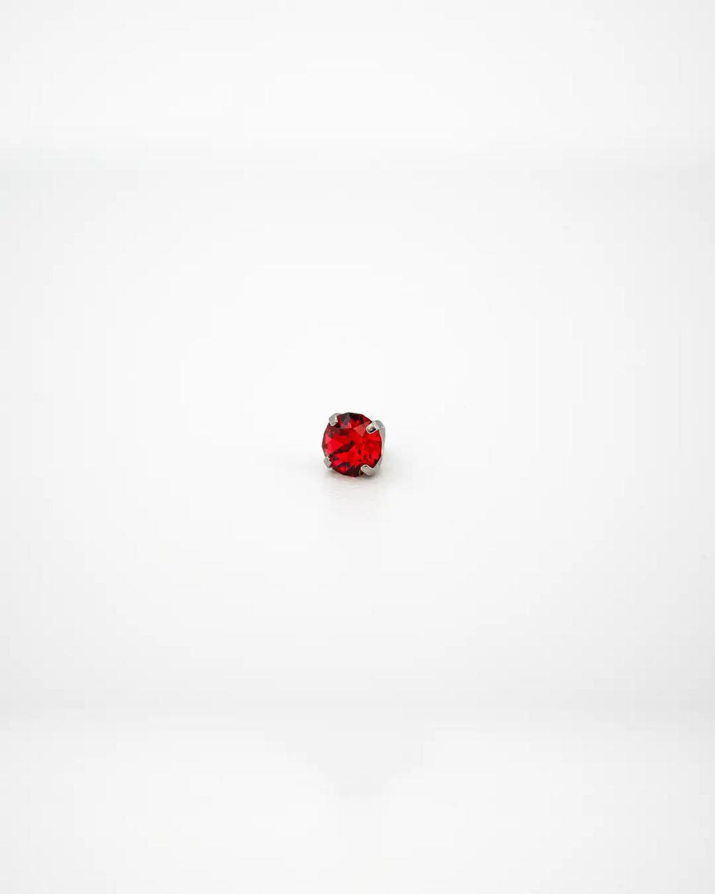 Bijou Scarlet Austrian Crystal 16G Titanium Labret