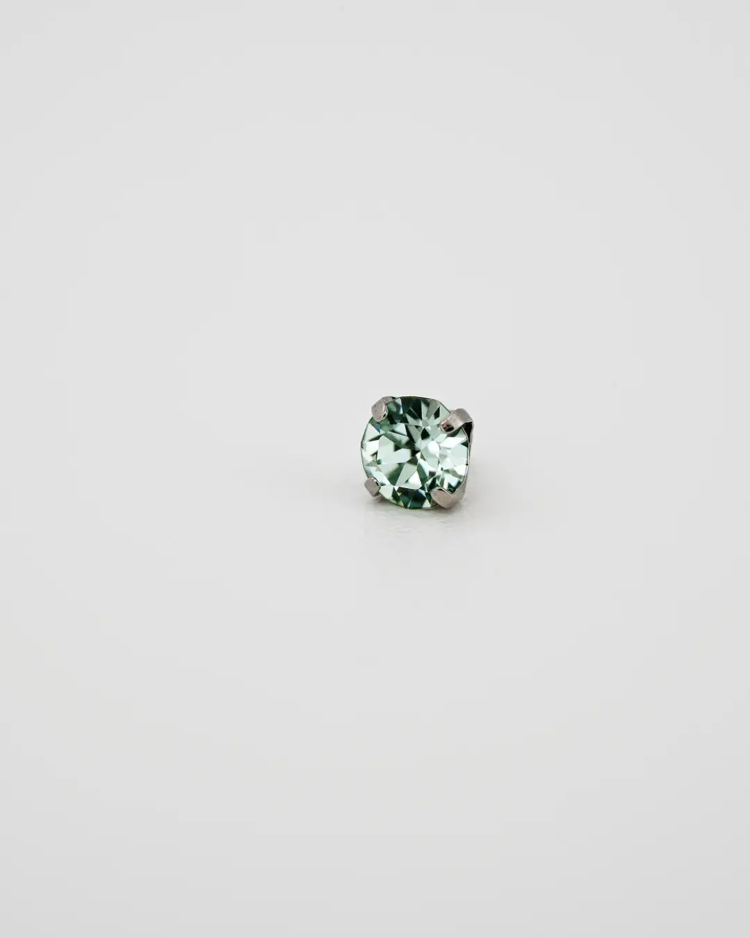 Bijou Chrysolite Austrian Crystal 16G Titanium Labret