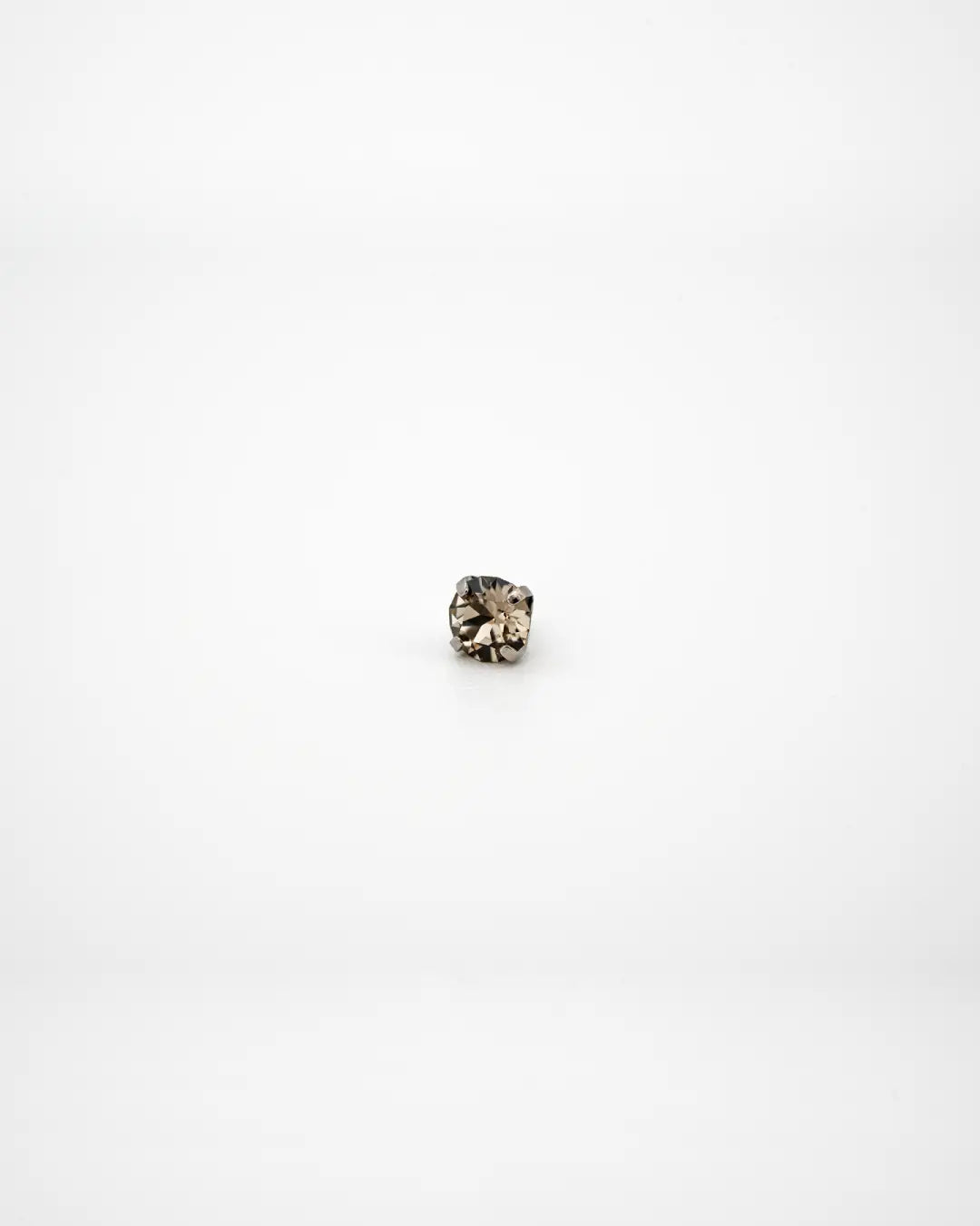 Bijou Greige Austrian Crystal 16G Titanium Labret