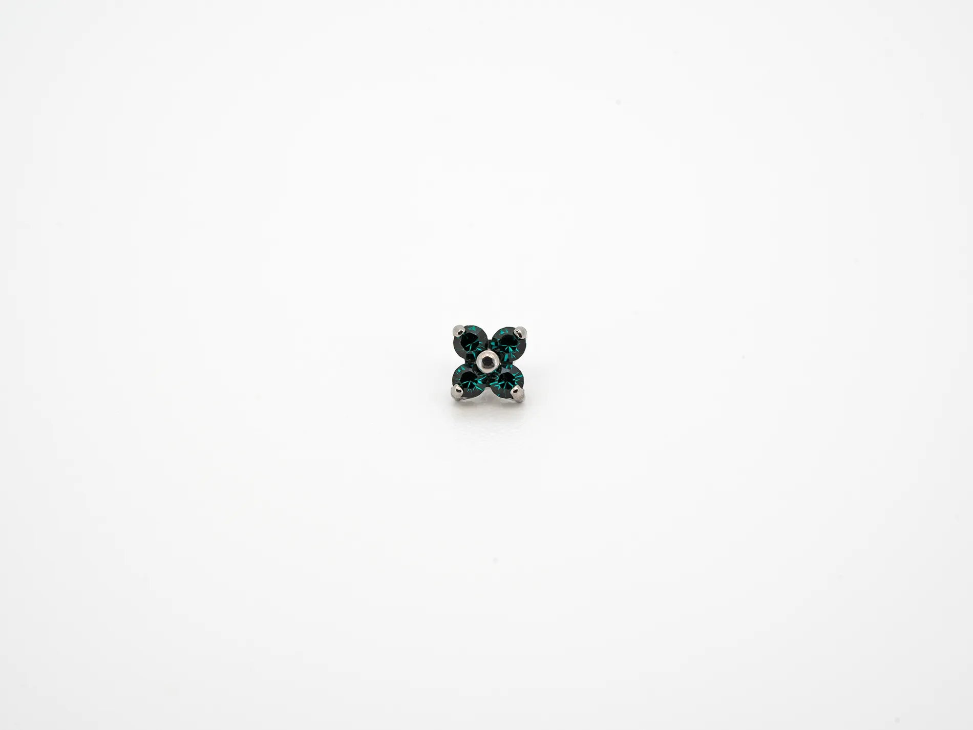 Dvara Emerald Four Leaf Austrian Crystal 16G Titanium Labret