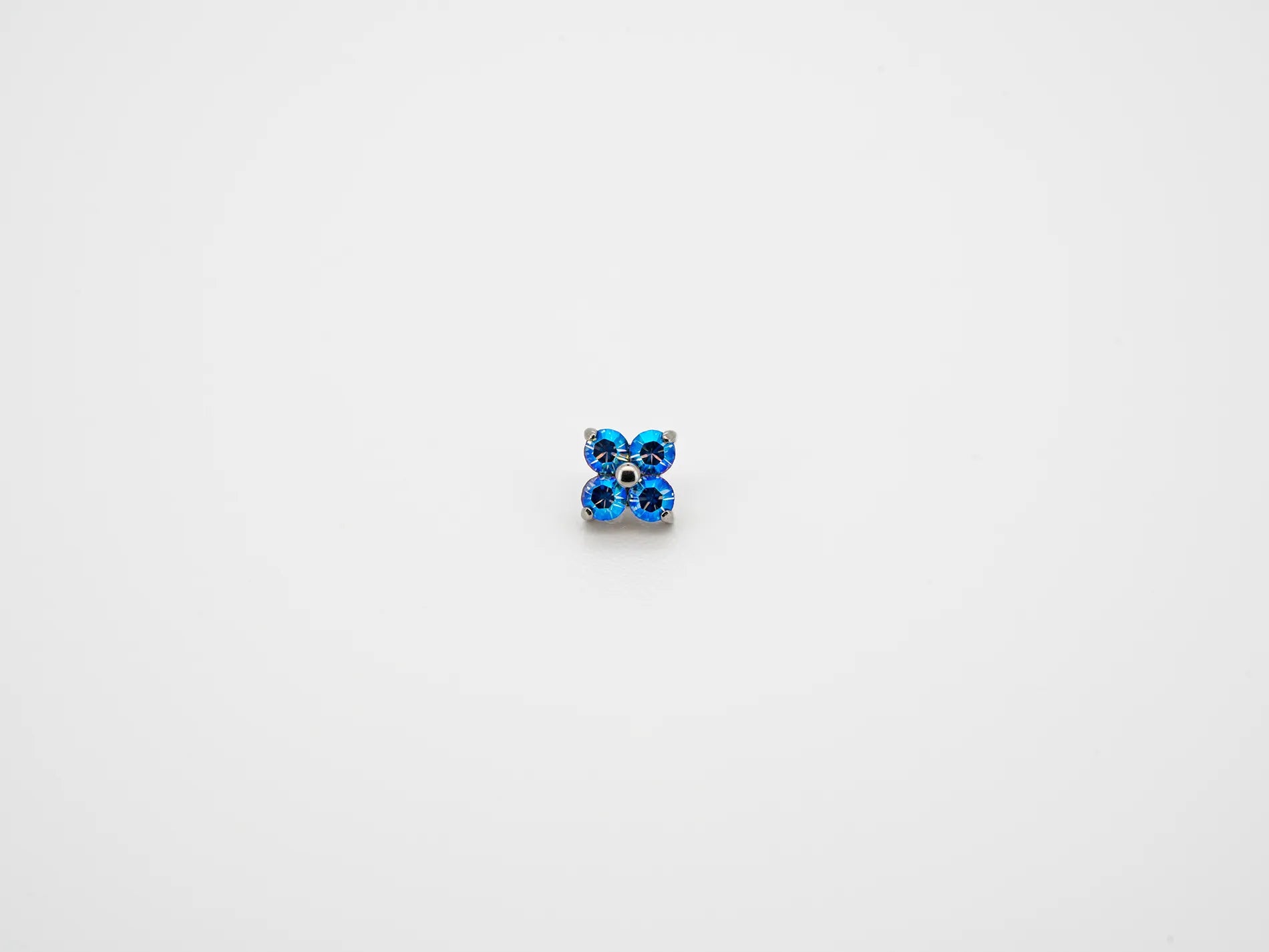 Dvara Light Sapphire Shimmer Four Leaf Austrian Crystal 16G Titanium Labret
