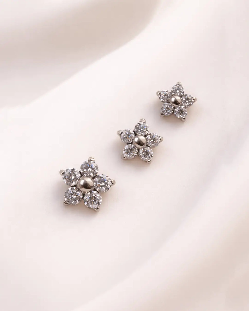 Misaki Dainty Flower CZ Astm F136 Implant Grade Titanium Internally Threaded