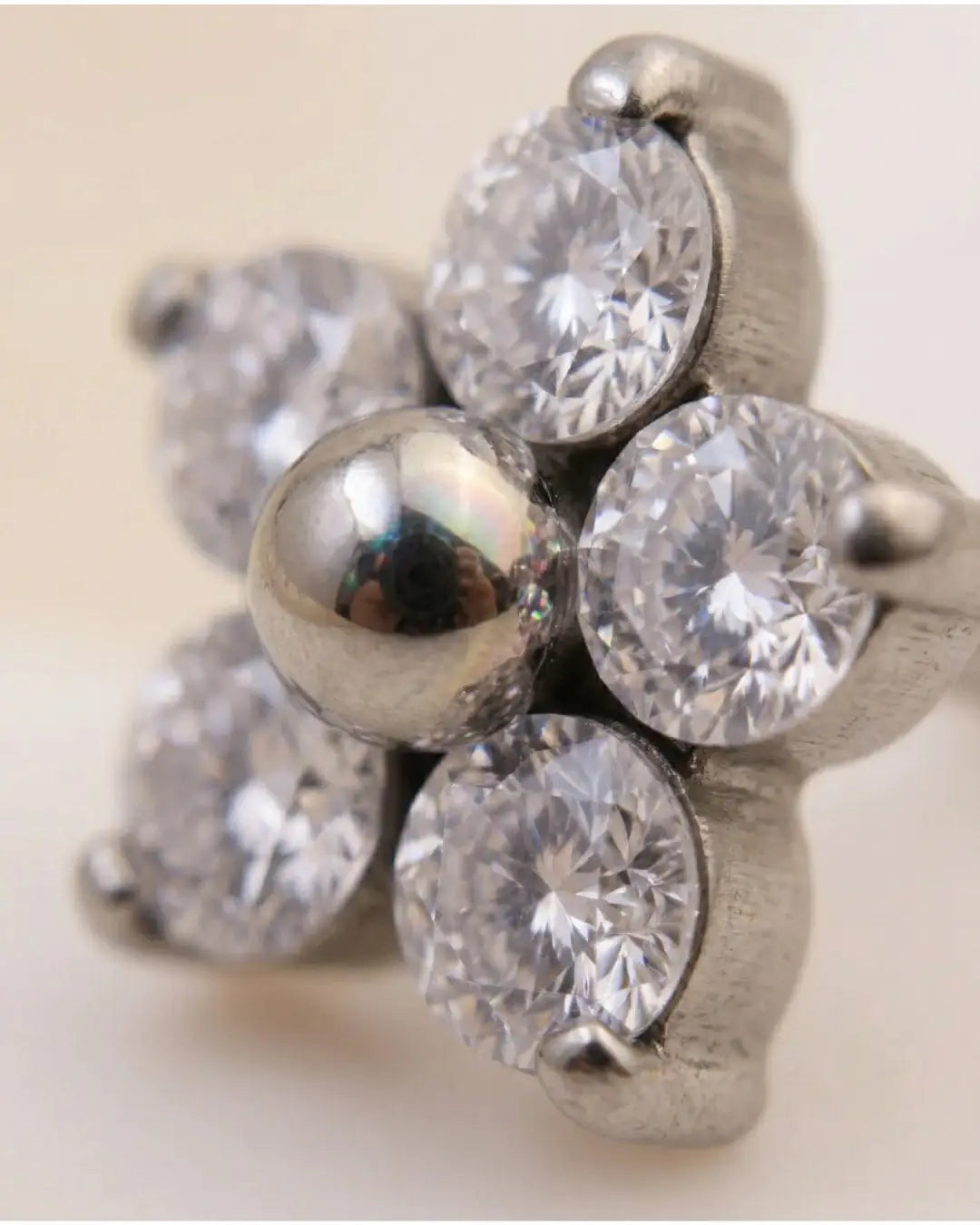 Misaki Dainty Flower CZ Astm F136 Implant Grade Titanium Internally Threaded