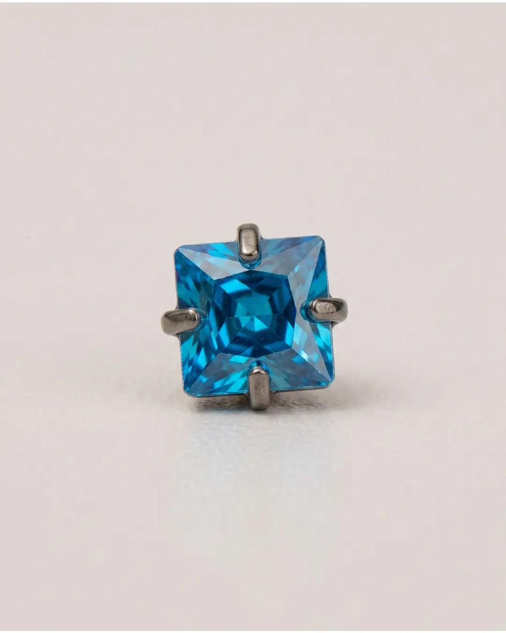 Faye 16G Astm F136 Implant Grade Titanium Earring Internally Threaded