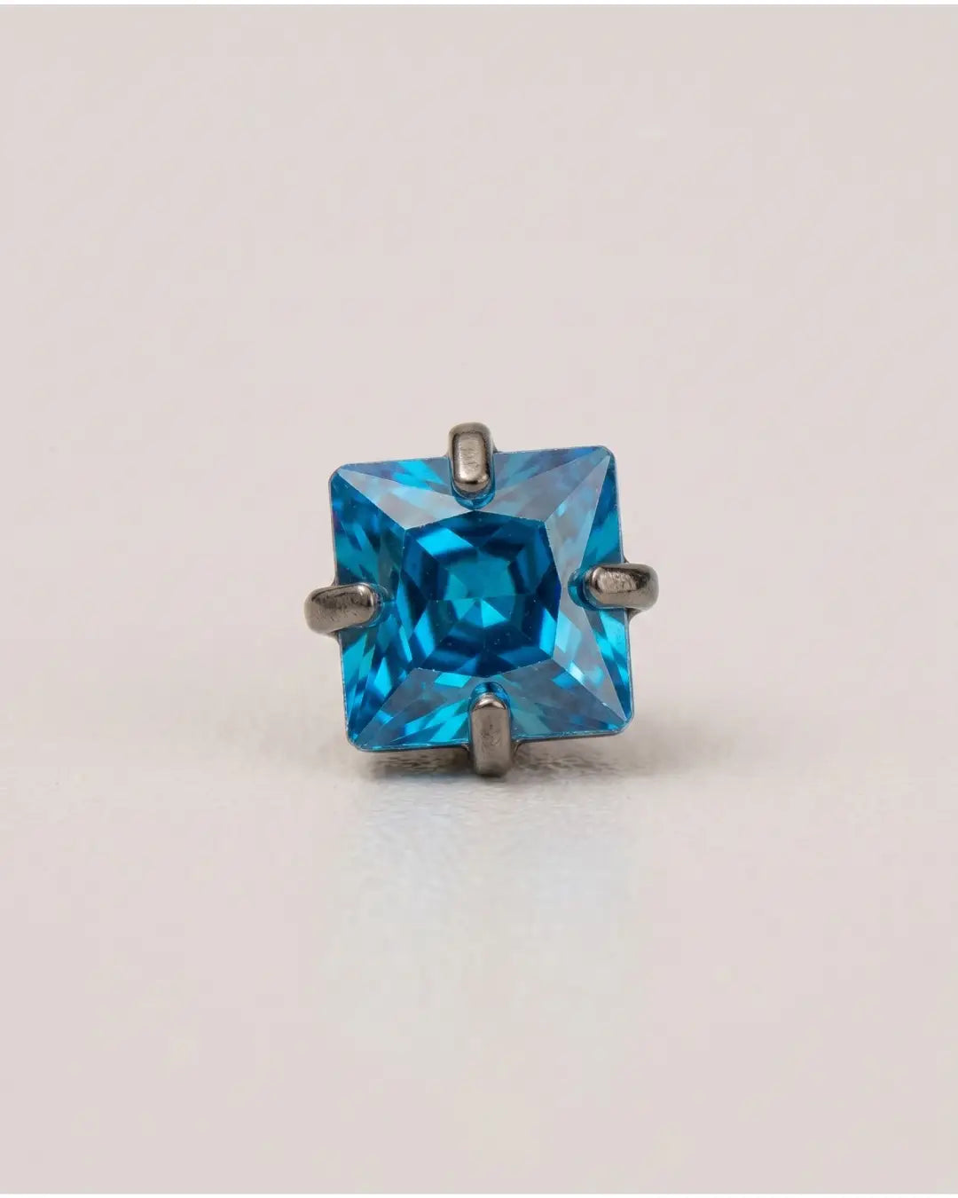 Faye 16G Astm F136 Implant Grade Titanium Earring Internally Threaded